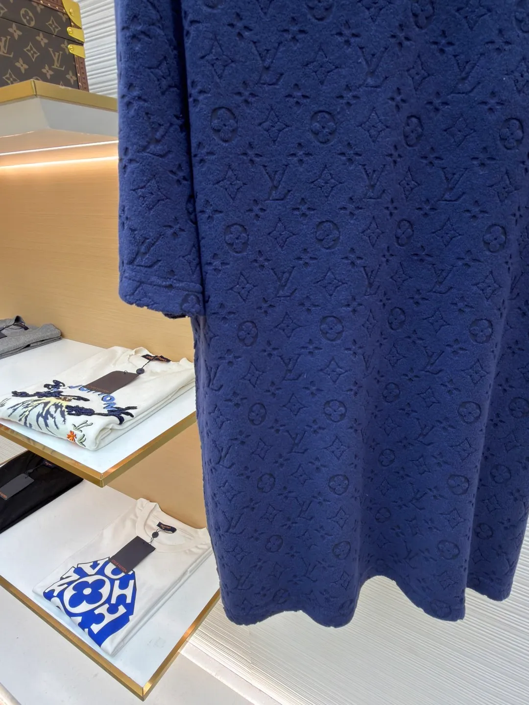 LOUIS VUITTON embossed terry short sleeves ●Original version: Purchased and developed at 9350 ●Item number: 1682411-A00 ●Fabric: terry luxury terry fabric ●Technology: embossed jacquard production ●Color: navy ●Version: fitted version ●Weight: about 340 grams ●Size: S-M-L-XL ●Description: Customized soft cotton blended terry luxury terry fabric with clear texture Plump and lazy, comfortable and close to the skin, with navy blue as the main tone, as calm and profound as the deep sea, the full-width Monogram embossing makes a stunning appearance. It is a gorgeous bloom of Louis Vuitton's classic elements. It is fully recognizable and interprets unparalleled fashion style. The suit is worn for worry-free wear. Three-dimensional relief jacquard technique uses a high-density electronic jacquard machine to achieve the Monogram three-dimensional effect through the "positive and negative layer weaving method". Apply heat pressure to the fabric locally using a customized mold to hot-melt the fibers in specific areas. The permanent embossed contour infrared positioning cutting machine achieves precise positioning of materials through infrared emitters and infrared receivers. The accuracy can reach the micron level, thereby meeting the effect of Monogram alignment and high-precision cutting. The fabrics have been washed and have a better hand feel and texture. They are not easy to deform, shrink or fade, and maintain long-term beauty. The overall wiring is straight and delicate, the fabric is comfortable and soft, and the color is consistent without color difference. It can be matched with the same style to create a fashionable look and control various occasions. Customized accessories, complete with three standards, same style for men and women!